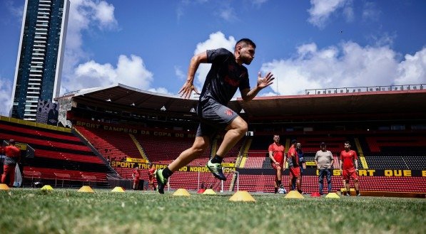 Jogadores do Sport em treinamento na Ilha do Retiro