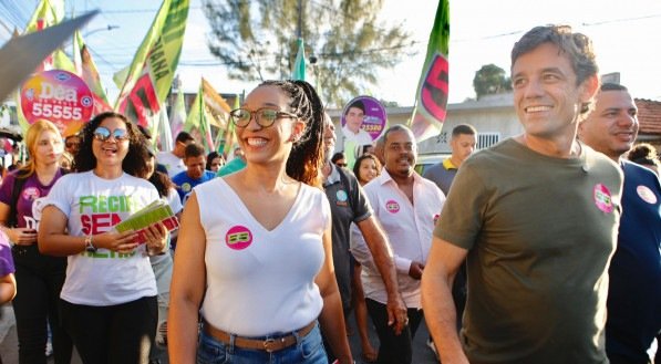 Daniel Coelho e sua vice, Mariana Melo, durante caminhada na Comunidade do Bode