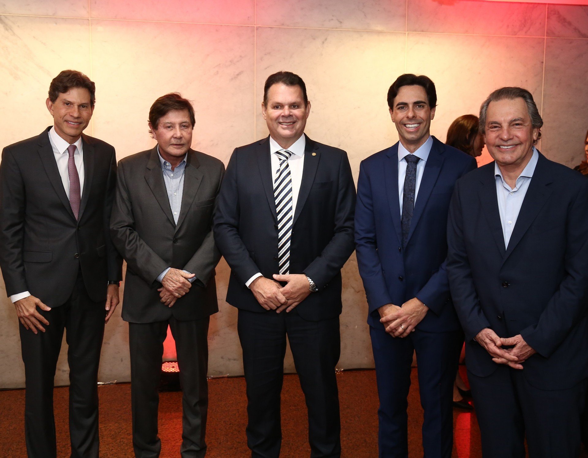 Diego Villar, CEO da Moura Dubeux, ao receber o título de Cidadão de Pernambuco, com o deputado Frances Hacker e Aluísio, Gustavo e Marcos Dubeux Arquivo Pessoal