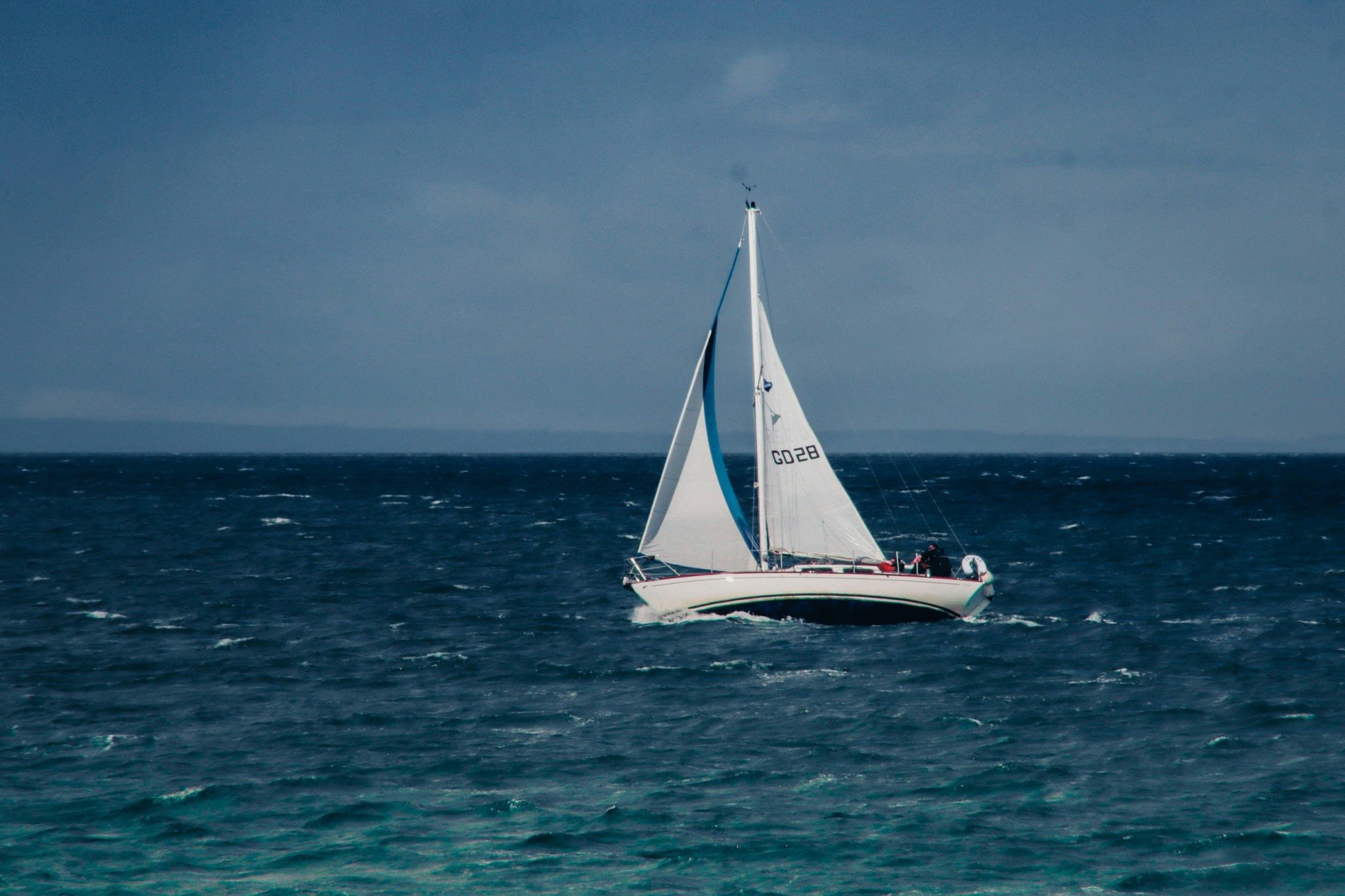 Imagem ilustrativa de um barco de passeio em alto mar