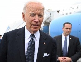 O presidente dos EUA, Joe Biden, desembarca do Força Aérea Um ao chegar à Base Aérea de Dover, em Dover, Delaware, em 27 de setembro de 2024