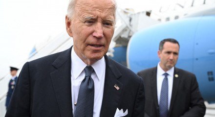 O presidente dos EUA, Joe Biden, desembarca do Força Aérea Um ao chegar à Base Aérea de Dover, em Dover, Delaware, em 27 de setembro de 2024