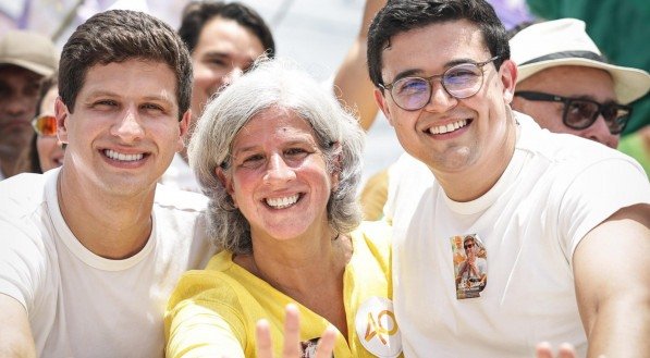 João Campos, Renata Campos e Victor Marques em caminhada em Casa Amarela, Zona Norte do Recife