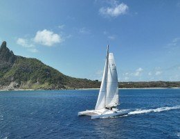 Imagem do Adrenalina Pura chegando em Fernando de Noronha na Refeno 2024