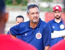 Imagem do técnico Marquinhos Santos em treino do América-RN, que foi o último clube da carreira