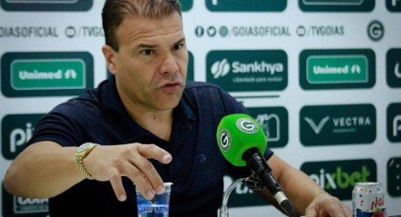 Imagem do executivo de futebol Harlei Menezes em entrevista coletiva pelo Goiás