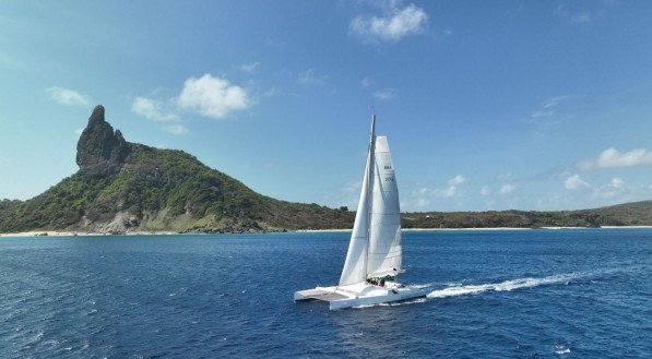 Imagem do Adrenalina Pura chegando em Fernando de Noronha na Refeno 2024