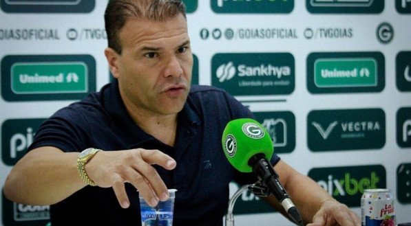 Imagem do executivo de futebol Harlei Menezes em entrevista coletiva pelo Goiás