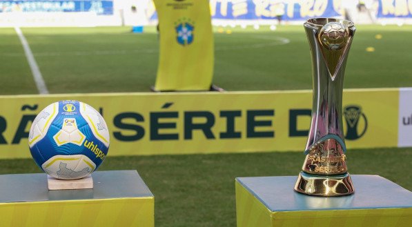 Bola e trof&eacute;u da S&eacute;rie D do Campeonato Brasileiro