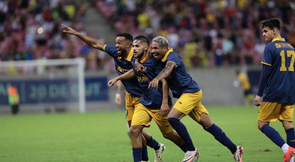 Imagem do elenco do Retrô comemorando um dos gols na final da Série D