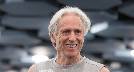 Jorge Jesus alegre e sorrindo