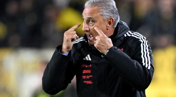 Tite durante partida entre Flamengo e Peñarol