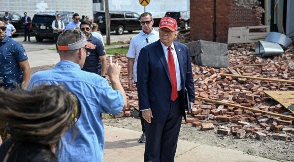 Donald Trump em visita a áreas atingidas pelo Helene