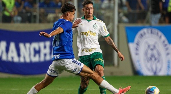 Jogadores do sub-20 de Palmeiras e Cruzeiro em disputa de bola