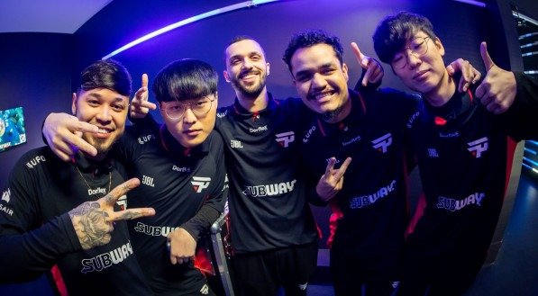 Jogadores da paiN Gaming celebrando vitória no Worlds 2024, o Mundial de League of Legends