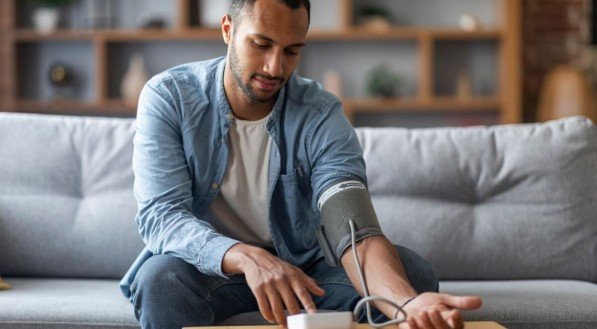 A pressão alta e a ansiedade podem, juntas, impactar a saúde ainda mais (Imagem: Prostock-studio | Shutterstock) 