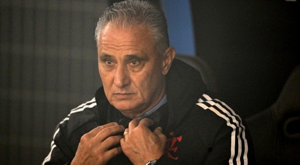 Tite com expressão de preocupação em jogo do Flamengo