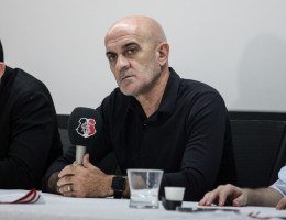 Itamar Schülle, técnico do Santa Cruz, em coletiva de imprensa