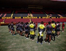 Imagem do elenco do Sport ouvindo as orientações do técnico Pepa no novo gramado da Ilha do Retiro