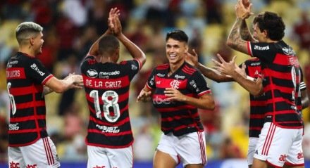 Jogadores do Flamengo sorrindo e aplaudindo