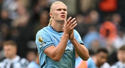 Haaland aplaudindo os torcedores do Manchester City