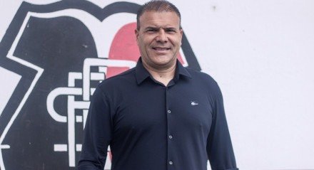 Harlei Menezes, novo executivo de futebol do Santa Cruz, em coletiva de imprensa