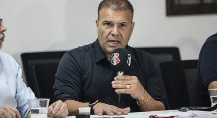 Harlei Menezes, novo executivo de futebol do Santa Cruz, em coletiva de imprensa