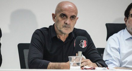 Itamar Schülle, técnico do Santa Cruz, em coletiva de imprensa