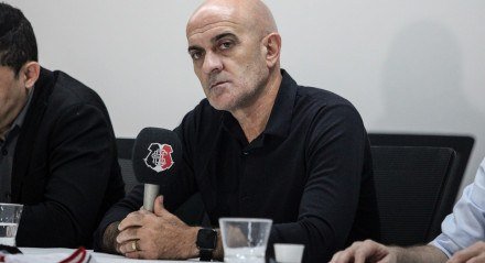 Itamar Schülle, técnico do Santa Cruz, em coletiva de imprensa