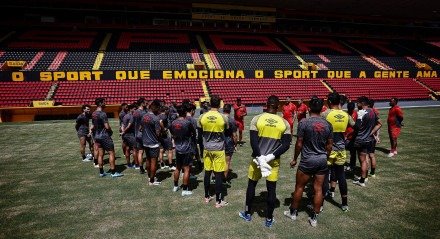 Imagem do elenco do Sport ouvindo as orientações do técnico Pepa no novo gramado da Ilha do Retiro