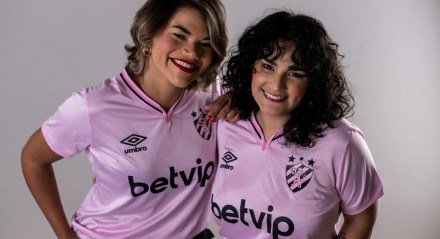 Torcedoras vestindo a nova camisa rosa do Sport, em apoio ao Outubro Rosa