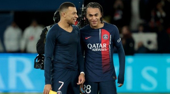 Ethan e Kylian Mbappé com a camisa do PSG