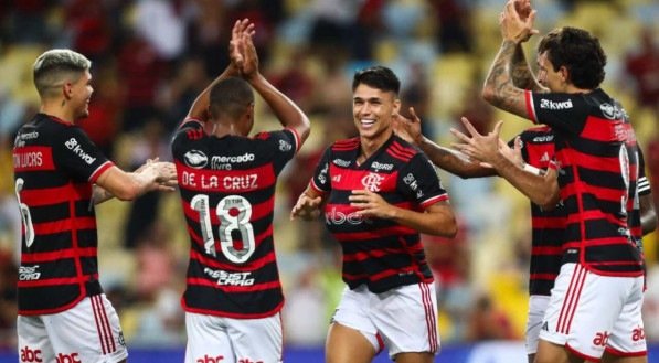 Jogadores do Flamengo sorrindo e aplaudindo