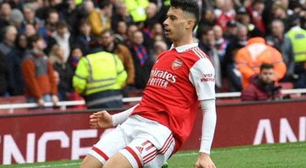 Gabriel Martinelli, ponta do Arsenal, comemora gol