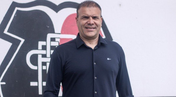 Harlei Menezes, novo executivo de futebol do Santa Cruz, em coletiva de imprensa