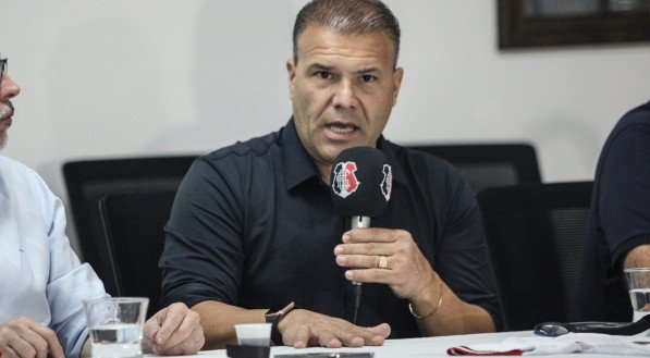 Harlei Menezes, executivo de futebol do Santa Cruz, em entrevista coletiva