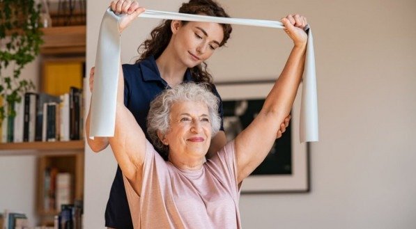 A fisioterapia ajuda a melhorar a qualidade de vida dos idosos (Imagem: Ground Picture | Shutterstock)