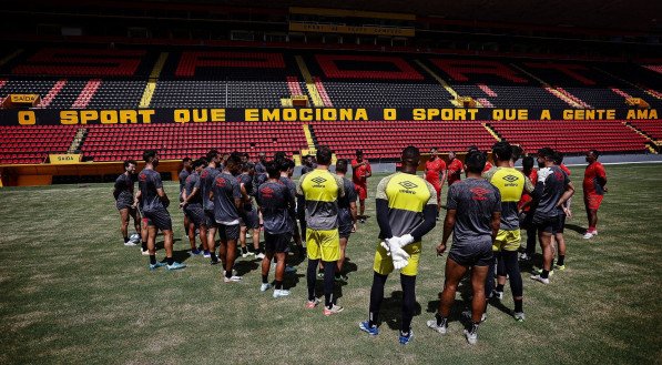 Imagem do elenco do Sport ouvindo as orientações do técnico Pepa no novo gramado da Ilha do Retiro