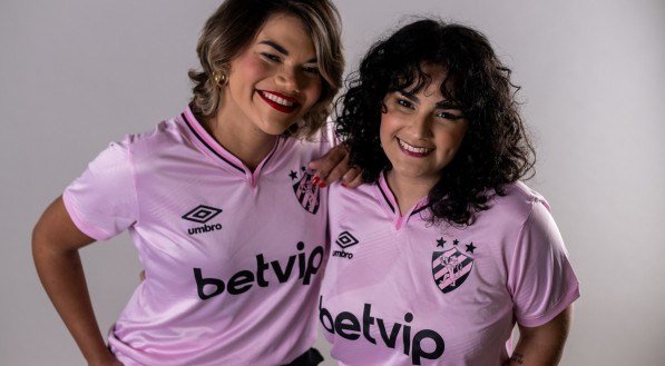 Torcedoras vestindo a nova camisa rosa do Sport, em apoio ao Outubro Rosa