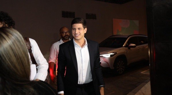 Debate SJCC: "Cheguei até aqui trabalhando muito, dedicando meu dia a dia a cuidar do Recife e com uma campanha propositiva nas ruas" diz João Campos ao chegar ao SJCC