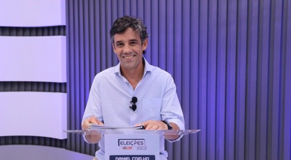 Imagem do candidato Daniel Coelho (PSD) no debate do SJCC