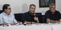 Presidente do Santa Cruz, Bruno Rodrigues (E), executivo de futebol, Harlei Menezes (C), e diretor médico, Antônio Mario (D), em coletiva de imprensa