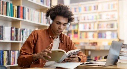 Estudar os grandes nomes da literatura ajuda a garantir uma boa pontuação no Enem (Imagem: fast-stock | Shutterstock)