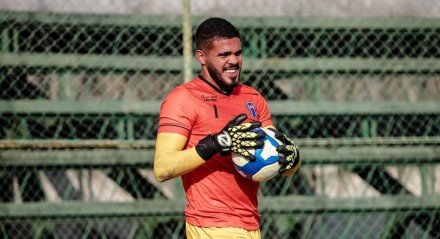 Imagem do goleiro Moisés em treino na época do Maranhão