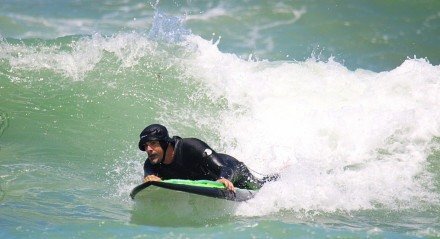 Atleta de surfe PCD nas ondas da Praia de Itapuama