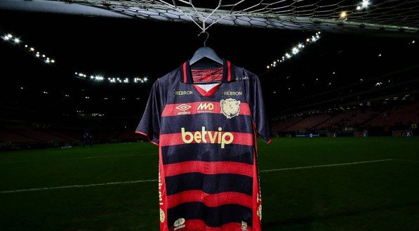 Imagem da camisa do Sport pendurada em uma das traves da Arena de Pernambuco