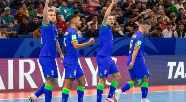Jogadores do Brasil comemoram gol contra a Ucrânia na Copa do Mundo de Futsal