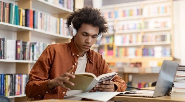 Estudar os grandes nomes da literatura ajuda a garantir uma boa pontuação no Enem (Imagem: fast-stock | Shutterstock)