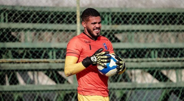 Imagem do goleiro Moisés em treino na época do Maranhão