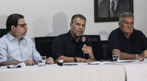 Presidente do Santa Cruz, Bruno Rodrigues (E), executivo de futebol, Harlei Menezes (C), e diretor médico, Antônio Mario (D), em coletiva de imprensa